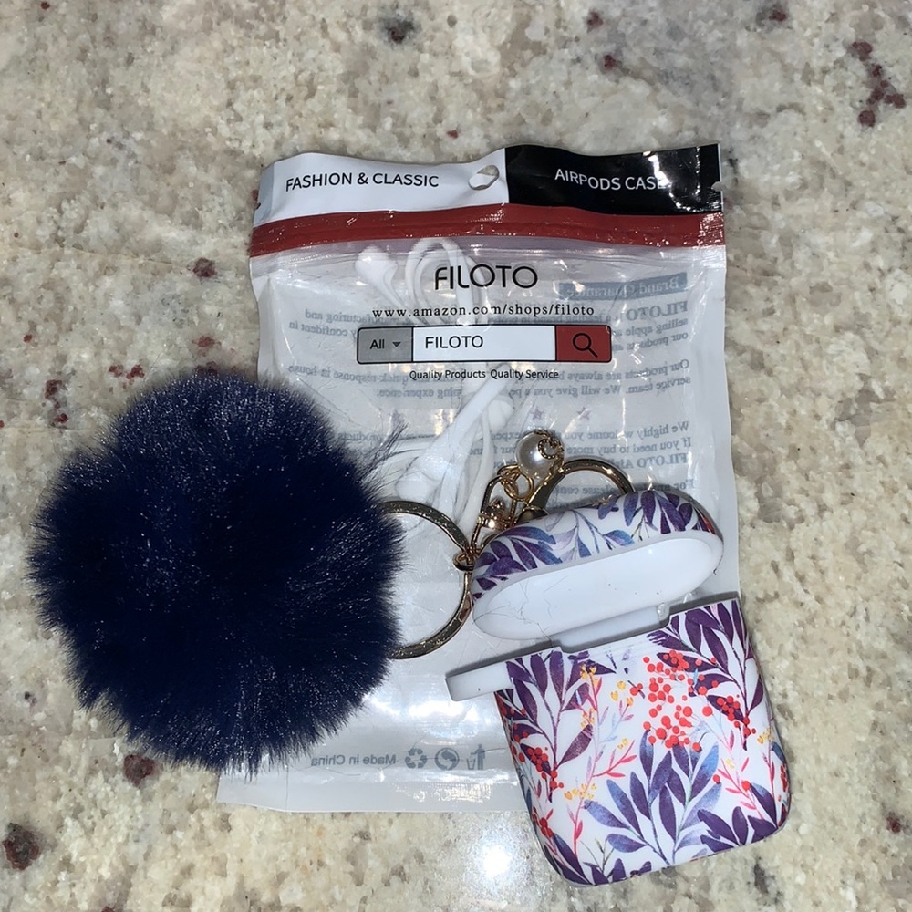 NEW IN PACKAGE 📦 AIRPOD CASE 😍😍 WITH KEYCHAIN BALL INCLUDEDDD🔥🔥🔥🔥🔥🔥🔥